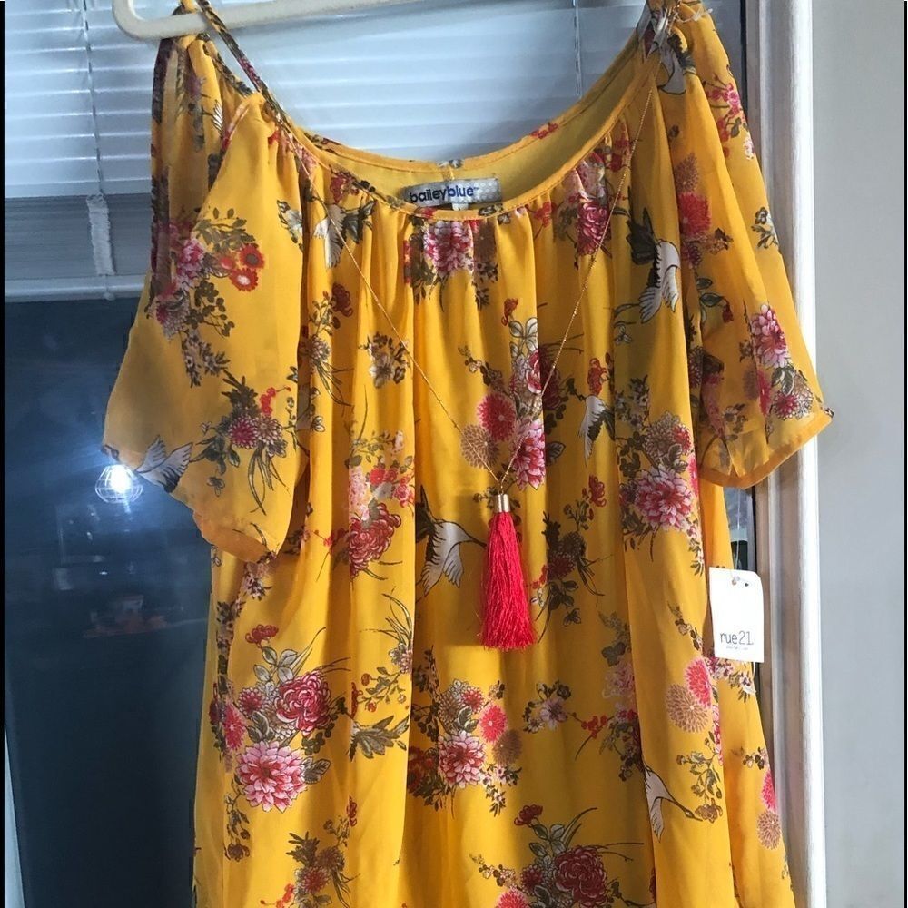 NWT Cute summer dress with built in necklace